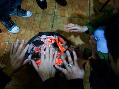 Bác sĩ khuyến cáo không được dùng củi, than, gas sưởi ấm