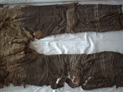 Chiếc quần cổ nhất thế giới, gần như nguyên vẹn sau 3.000 năm dưới lòng đất