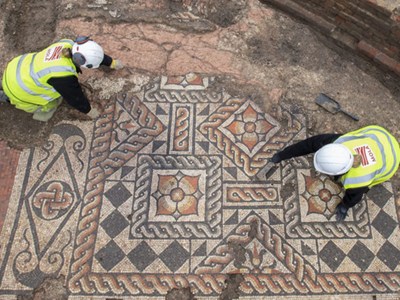 Phát hiện bức tranh khảm thời La Mã lớn nhất trong 50 năm qua ở London