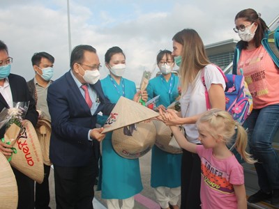 Du lịch lại gặp khó vì chiến sự Nga - Ukraine