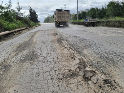 Quảng Ngãi: Xe trọng tải lớn chở đất, đá gây ô nhiễm