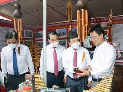 Khai mạc triển lãm “Nhạc cụ truyền thống các dân tộc Việt Nam” tại TP.Cần Thơ