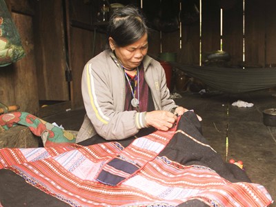 Nỗ lực bảo tồn, phát huy nét đẹp trang phục truyền thống H’rê, Bana