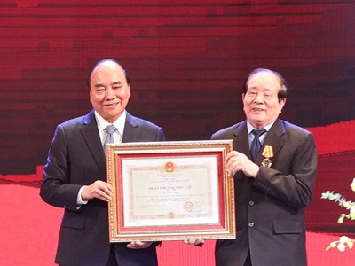 Nhà thơ Hữu Thỉnh nhận Huân chương Độc lập hạng Nhì