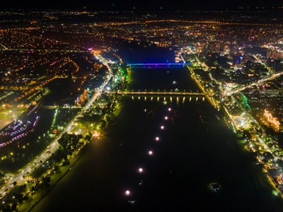 Thắp sáng 7 hoa sen khổng lồ trên sông Hương mừng Đại lễ Phật đản