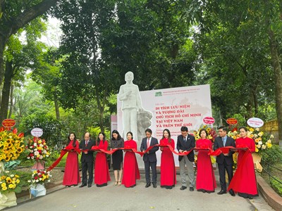 Triển lãm Di tích lưu niệm và tượng đài Chủ tịch Hồ Chí Minh tại Việt Nam và trên thế giới