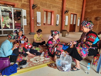 Giữ gìn và phát triển nghề thêu truyền thống của dân tộc Lô Lô