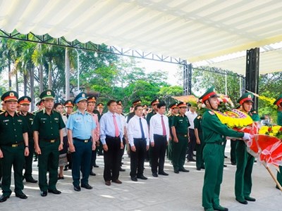 Lãnh đạo Bộ Quốc phòng, Quân khu 4, tỉnh Nghệ An dâng hương tưởng niệm Chủ tịch Hồ Chí Minh