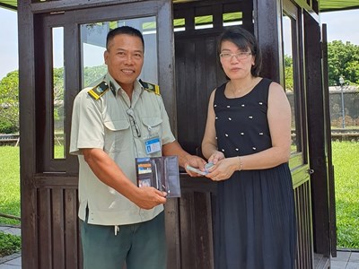 Nhân viên bảo vệ di tích Huế trả lại tài sản cho du khách đánh rơi