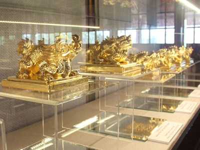 Trưng bày phiên bản Kim ấn triều Nguyễn làm bằng gốm thếp vàng