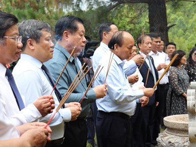 Chủ tịch nước dâng hương viếng mộ Đại tướng Võ Nguyên Giáp