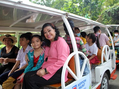 NSND Kim Cương vui cùng trẻ mồ côi tại Thảo Cầm Viên Sài Gòn