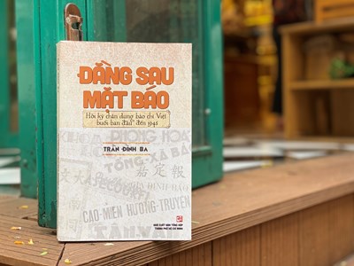 Có gì “Đằng sau mặt báo”?