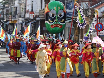 Lần đầu tiên quảng diễn và rước mặt nạ tuồng tại Festival Huế