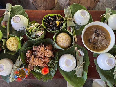 Độc đáo mâm cơm "Xa la party" của người Bru Vân Kiều