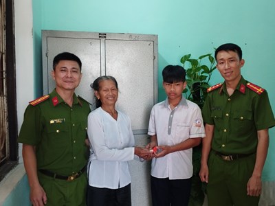 Quảng Bình: Một học sinh lớp 7 trả lại 2 chiếc nhẫn vàng của bà cụ đánh rơi