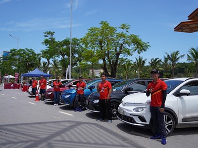 Màn đua nghẹt thở của VF e34 tại giải đua Gymkhana bằng xe điện đầu tiên