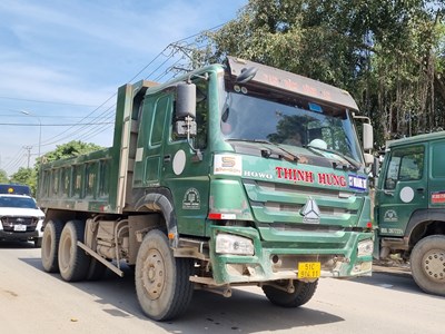 Quảng Ngãi: Người dân “ngộp thở” vì bụi do xe tải chở đất, đá