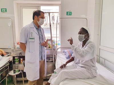 Cứu sống nữ giáo tiếng Anh người Nigeria mắc sốt rét ác tính