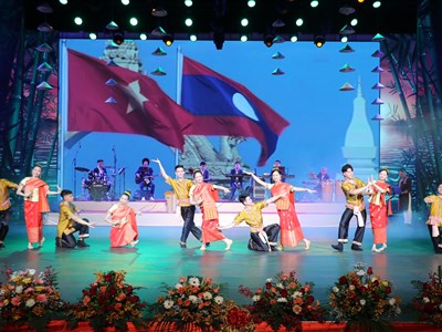 Tổng duyệt chương trình nghệ thuật trong Tuần Văn hóa Việt Nam tại Lào