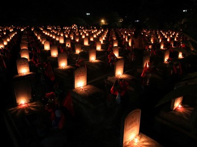 Tri ân tại Nghĩa trang Liệt sĩ quốc tế Việt - Lào: “Chúng tôi về đây đồng đội ơi!”