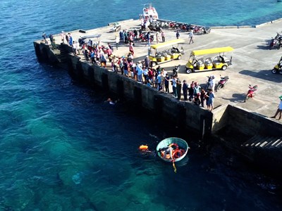 Lý Sơn tổ chức thi bơi vượt biển