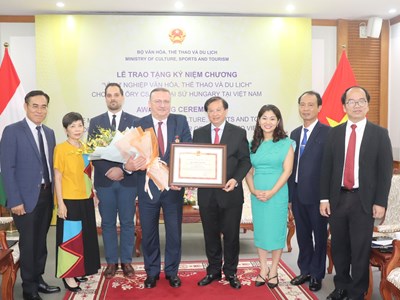Trao tặng Kỷ niệm chương “Vì sự nghiệp Văn hoá, Thể thao và Du lịch” cho Đại sứ Đặc mệnh toàn quyền Hungary tại Việt Nam