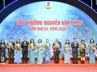 Trao tặng Giải thưởng Nguyễn Văn Linh năm 2022 cho 10 cán bộ Công đoàn xuất sắc