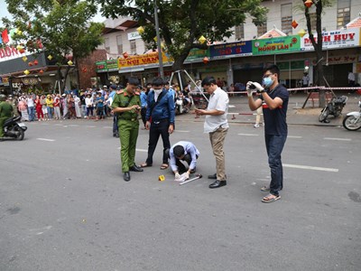 Khởi tố đối tượng nổ súng, cướp tiệm vàng ở chợ Đông Ba