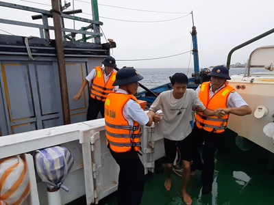 Bộ Tư lệnh Vùng 3 Hải quân lai dắt tàu cá cùng 2 ngư dân về đảo Lý Sơn an toàn