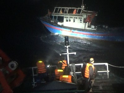 Vượt sóng lớn trong đêm, cứu ngư dân gặp nạn