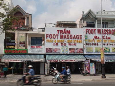 "Loạn" biển hiệu, bảng quảng cáo chữ nước ngoài: Xử lý liên tục, vi phạm vẫn nhiều