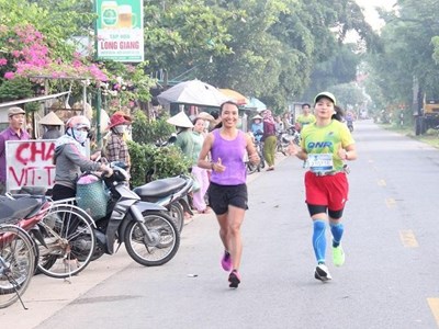 “Nữ hoàng chân đất” Phạm Thị Bình tham gia Giải Việt dã Đường lên Suối Chí”