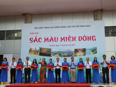 Khai mạc triển lãm “Sắc màu miền Đông”