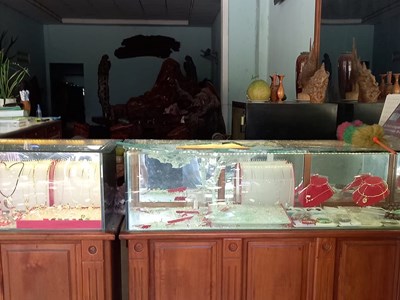 Bắt tạm giam đối tượng cầm cuốc cướp tiệm vàng ở Quảng Nam