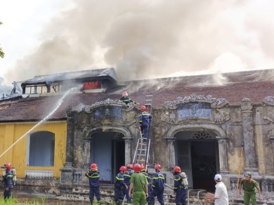 Dập tắt đám cháy ở di tích Quốc Tử Giám triều Nguyễn