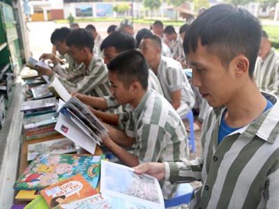 Thư viện Điện Biên đưa sách đến với những người lầm lỡ