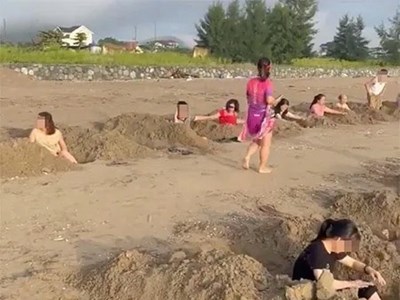 Chấn chỉnh hàng loạt hình ảnh phản cảm trên bãi biển Cửa Lò