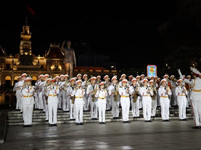 Đoàn nghi lễ CAND biểu diễn nhạc kèn phục vụ khán giả TP.HCM