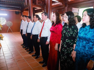 Dâng hương tưởng niệm Tổng Bí thư Lê Hồng Phong
