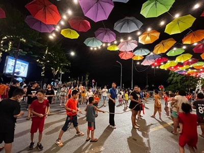 Phố đi bộ Trịnh Công Sơn - điểm check-in thú vị cuối tuần ven Hồ Tây