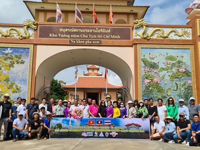 Phát triển tour du lịch 'một ngày ăn cơm ba nước'