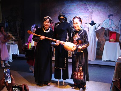 Bảo tàng Áo dài tiếp nhận áo dài hát Then, đàn Tính