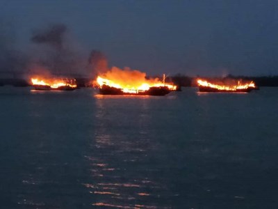 Quảng Nam: 3 tàu gỗ cùng 5 cano du lịch bốc cháy trong đêm