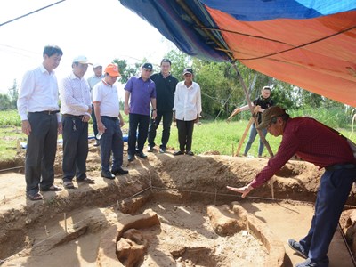 Kiểm tra công tác khai quật thăm dò tại di tích thành cổ Châu Sa