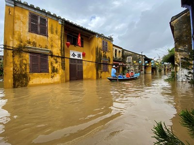 Miền Trung lại “gồng mình” giữa mưa lũ