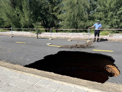 Quảng Bình: Xuất hiện một hố sụt lớn trên tuyến đường ven biển Quang Phú