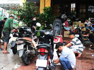 Sửa xe miễn phí cho người dân sau mưa lũ