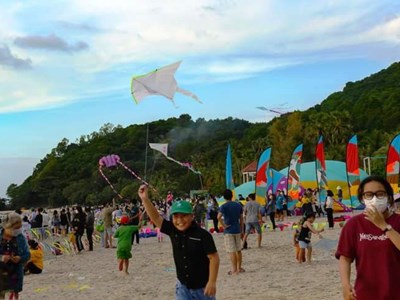 Trình diễn diều trên bãi biển thành phố Hà Tiên