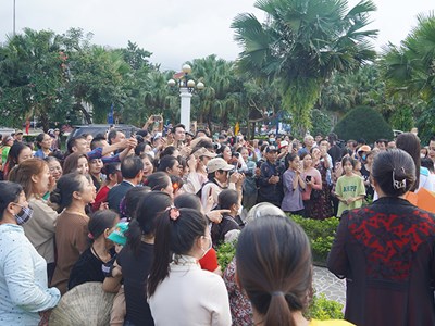 Người làng Phong Nha chào đón Hoa hậu Biển đảo Đinh Như Phương về quê